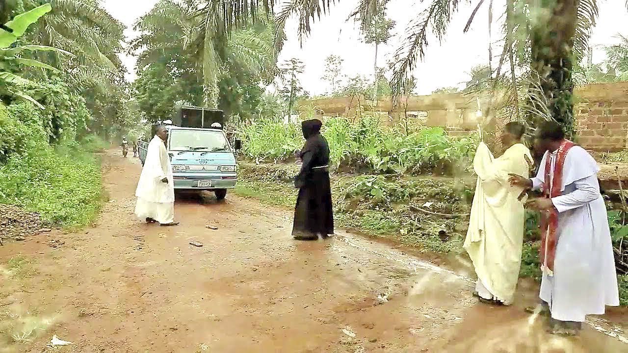 Le puissant prêtre de Dieu est venu stopper les méchants sans cœur dans notre village: Nollywood